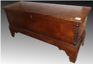 Cassapanca antica Napoletana  in noce massello della seconda metà del XVIII secolo.